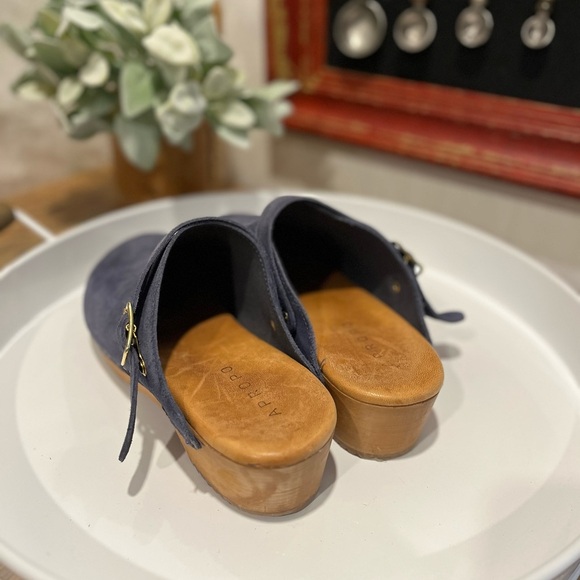 💙 APROPO NAVY SUEDE CLOGS – SIZE 41 – WOODEN HEEL - Picture 5 of 10
